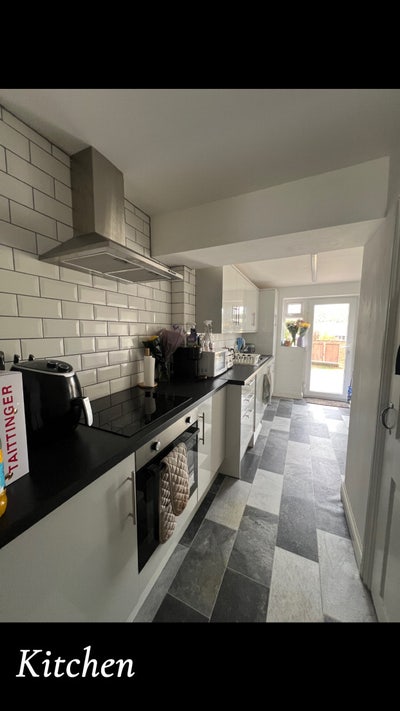 4 bedroom house with drive and spacious garden  Main Photo
