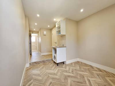 2 Modern En-Suite Rooms with Kitchenette Available Main Photo