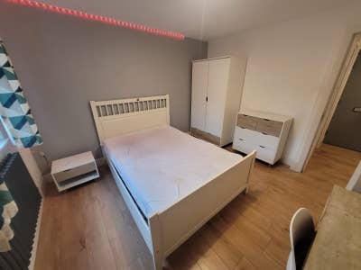Large Double & Single Bedroom Located In Westferry Main Photo