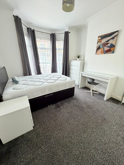  1 Room to let - De La Pole Avenue Main Photo
