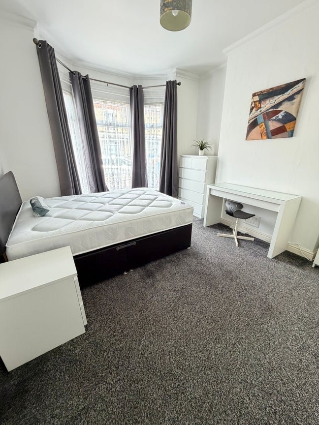  1 Room to let - De La Pole Avenue Main Photo