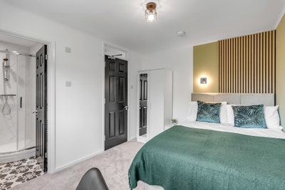 Double Ensuite Bedroom soon to be Available  Main Photo