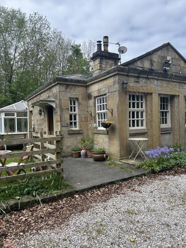 Roomin a beautiful country home with large garden Main Photo