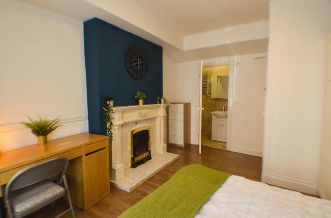 🚨 Large  En Suite Double Room! 🚨 Main Photo