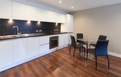 Modern Double bed en-suite M3 Main Photo