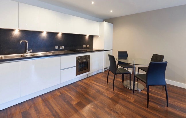 Modern Double bed en-suite M3 Main Photo