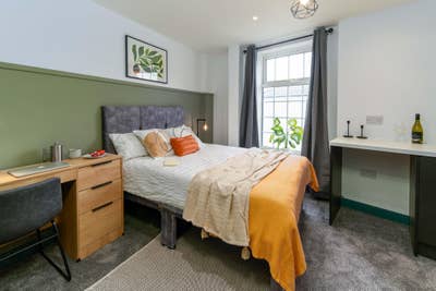 Stylish Large Ensuite Room | Hyde Main Photo
