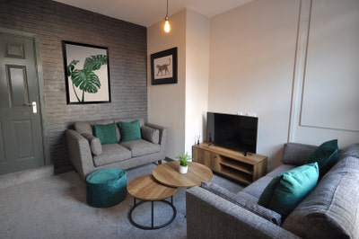 Whole House - 5Bed/2Bath - Bramley - LS13 Main Photo
