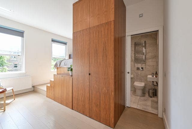 Superior Studio | Spacious Studio Apartment in Wes Main Photo