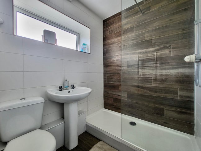 Fully furnished single room in a shared flat  Main Photo