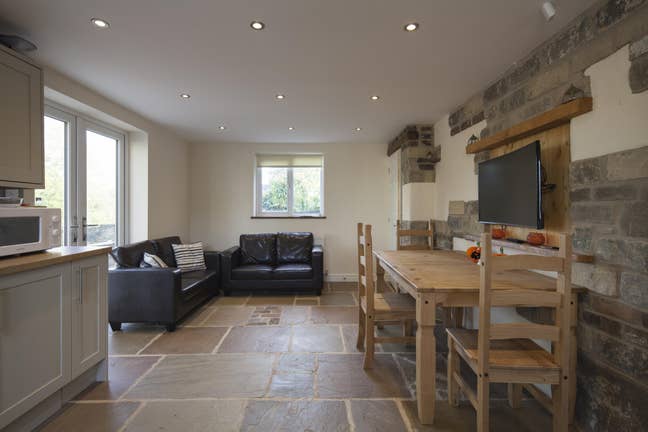 4 Bed Semi Detached House with Bills included! Main Photo