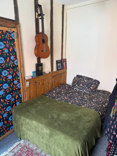 Double Bed Room in Medieval Flat in Central Exeter Main Photo