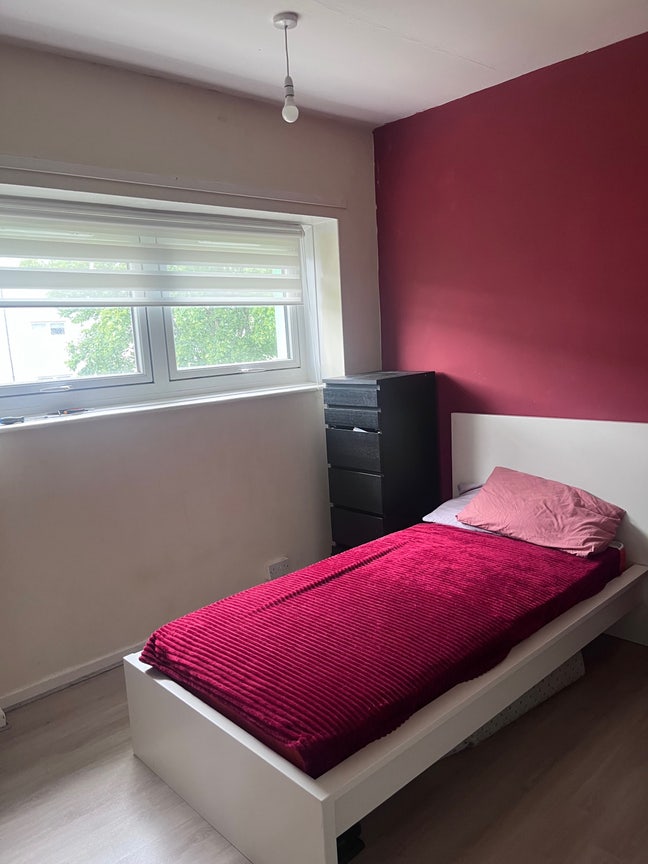 Spare room to rent Main Photo