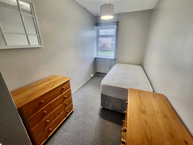 Fully furnished single room in a shared flat  Main Photo