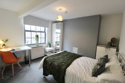 Comfortable Double Room Near Victoria Centre Main Photo