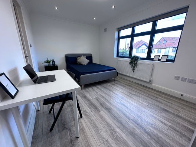 Large Room | Luxury Share | 9 Mins to Jubilee Line Main Photo