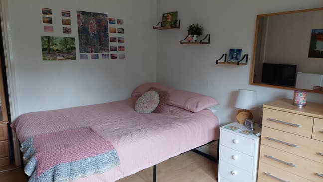 Furnished double room in shared house.  Main Photo