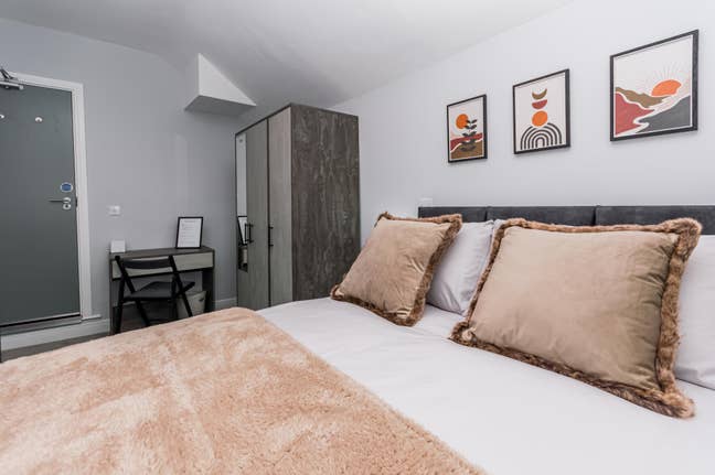 TWO ROOMS Available -  Nr Thames Valley Park Main Photo