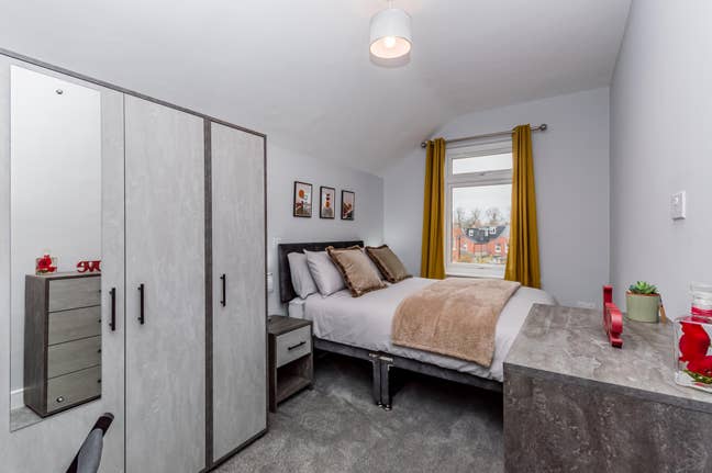 2 Rooms available - Nr Thames Valley Park Main Photo