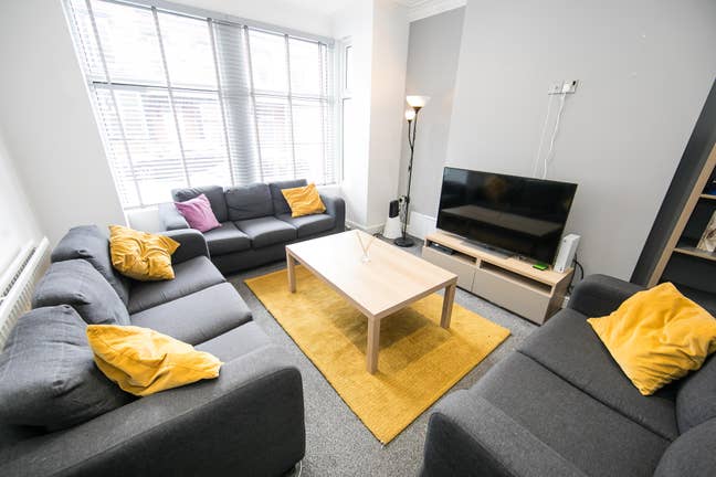 Great room in central Headingley!  Main Photo