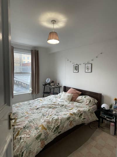 Large double room in flat opposite station Main Photo
