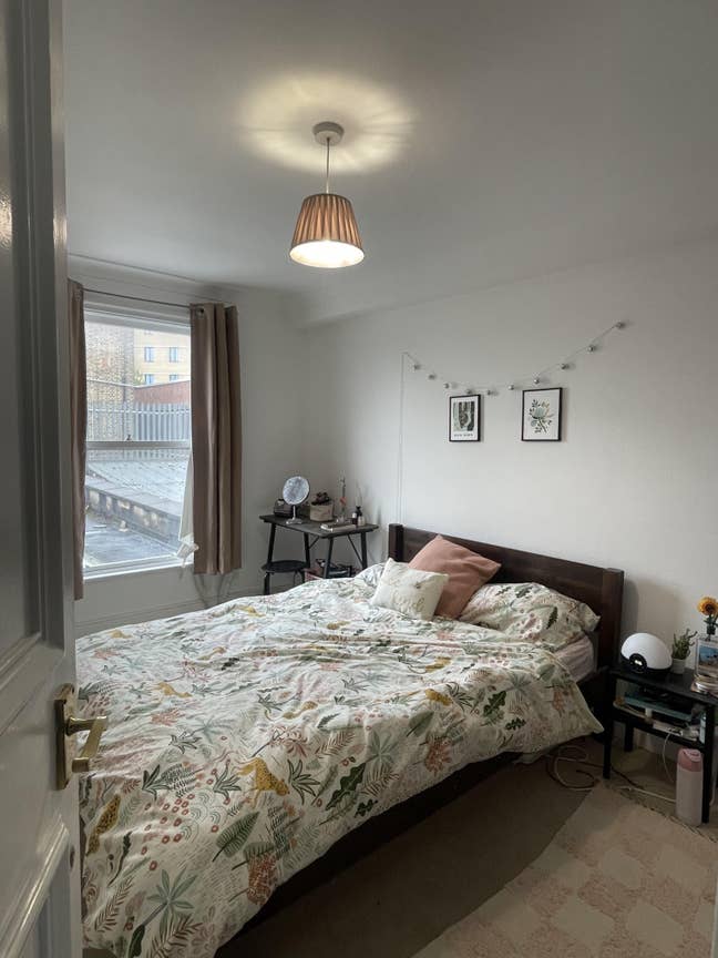 Large double room in flat opposite station Main Photo