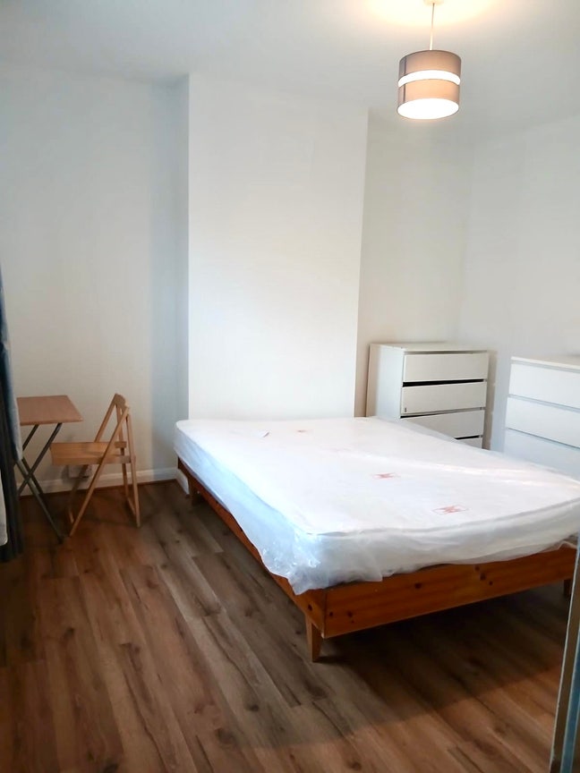 Double and single- 5min to tube/train- bills inc. Main Photo