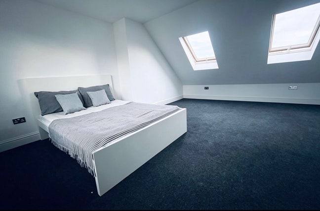 Bright double studio with ensuite bathroom,London Main Photo