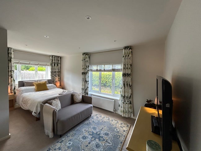 Beautiful double suite in spacious family home Main Photo