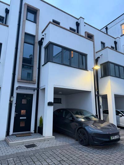 Double Room- Modern Townhouse- Central Cheltenham  Main Photo