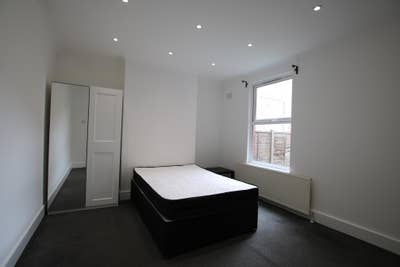 3-Bed Furnished Flat with Garden – Denzil Road Main Photo