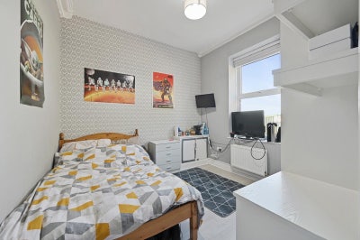 EN-SUITES bi weekly cleaner &pound;575pcm  Main Photo