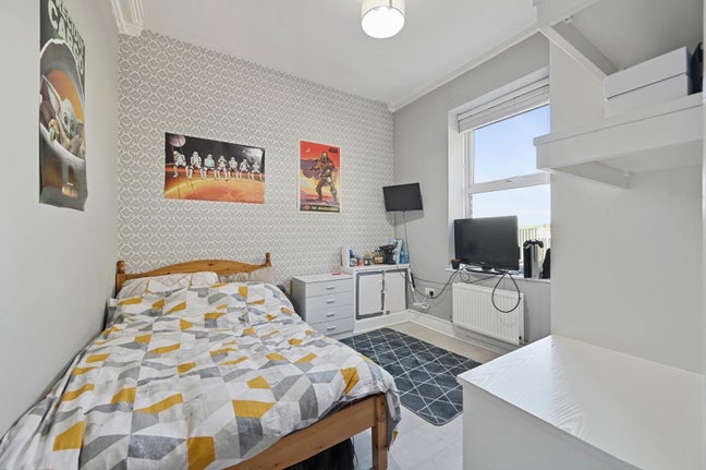 EN-SUITES bi weekly cleaner &pound;575pcm  Main Photo