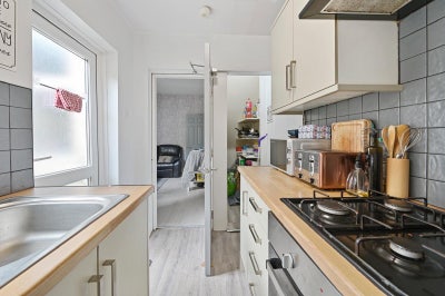 EN-SUITES bi weekly cleaner &pound;575pcm  Main Photo