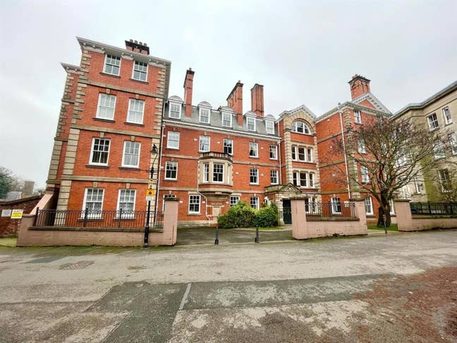 Beautiful Town Centre Apartment with Parking Main Photo