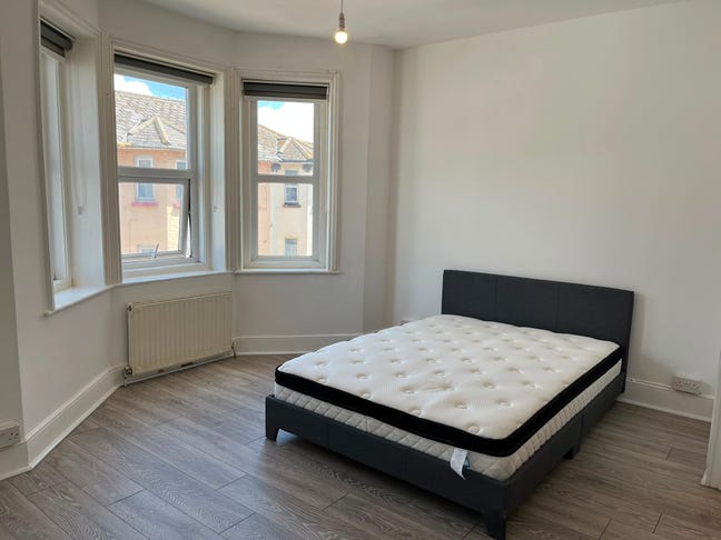 Single Room with Double Bed & Ensuite  Main Photo
