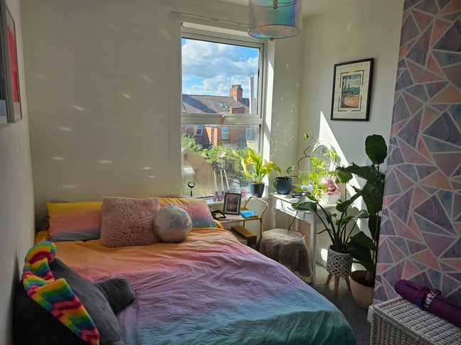 Newly decorated double room near town centre Main Photo