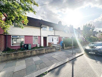 A stunning 3 bedroom terraced house is set within  Main Photo