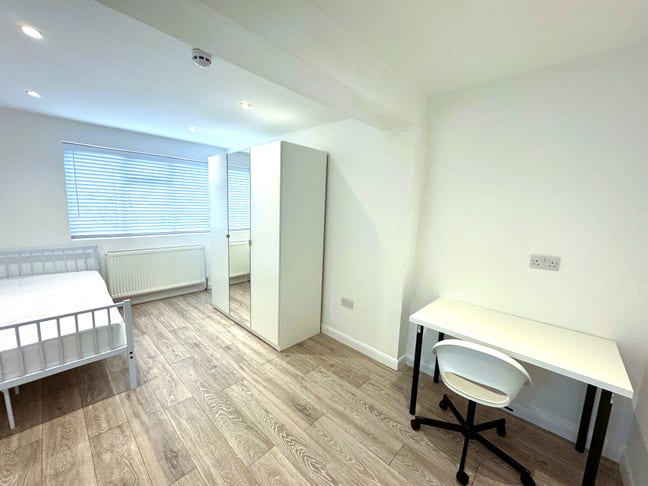 Large En Suite Room Seven Kings &pound;950 Pcm Main Photo