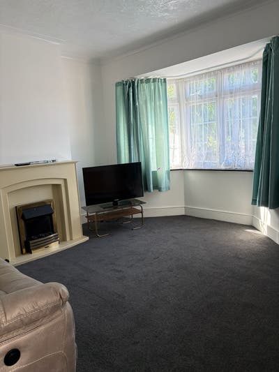 Double room to Let in a 3 Bedroom House Main Photo