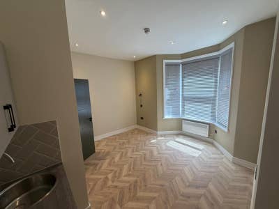 DSS-Studio Available in Ponders End Enfield EN3 Main Photo