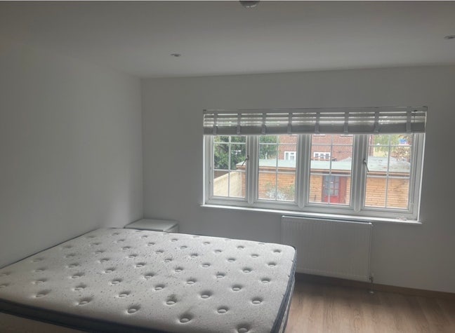 En-suite Room to let in feltham Main Photo