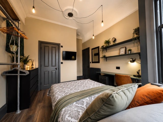 Premium En-Suite| Professional House| 4 Mins Tube  Main Photo
