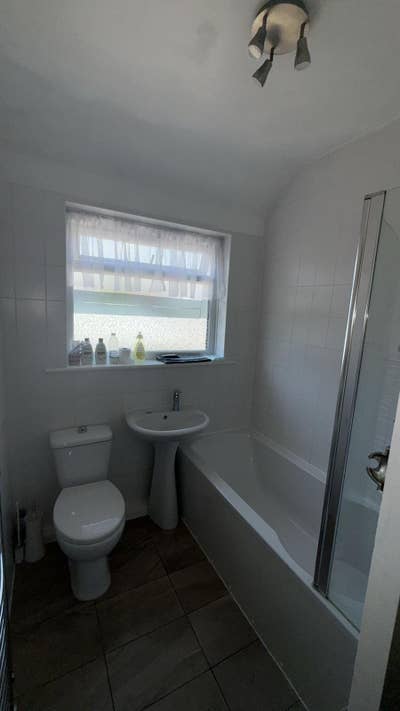 Three spacious double rooms available in a clean a Main Photo