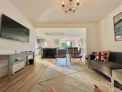Spacious Double Room | Bills Included | IG4 Main Photo