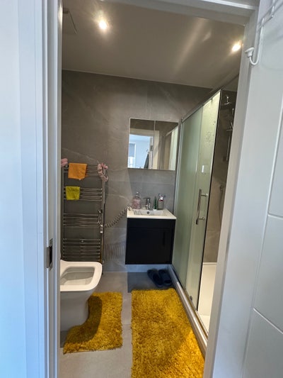 Ensuite Double Bedroom for couples at SE18 Main Photo