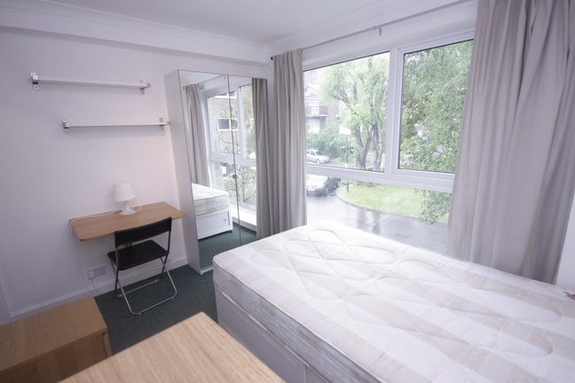 Canary Wharf - Town house with private bathrooms  Main Photo