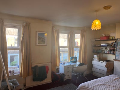 Large double room to rent close to city centre Main Photo