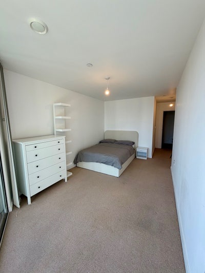 19th floor double bedroom with own bathroom E15 Main Photo