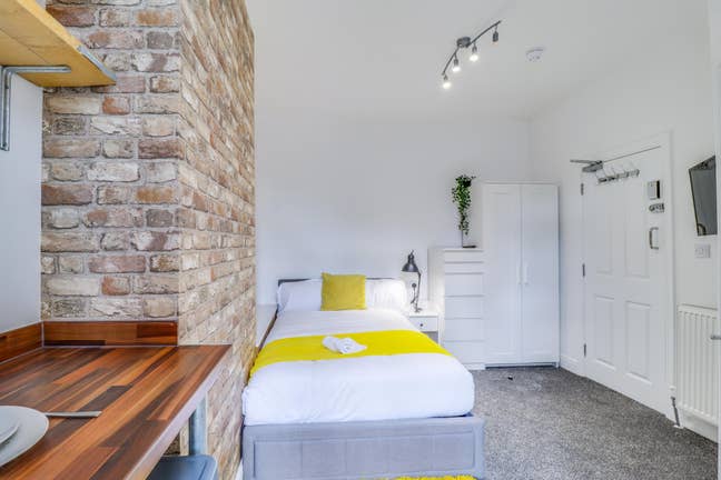 Lovely Double En-Suite Room Available  Main Photo